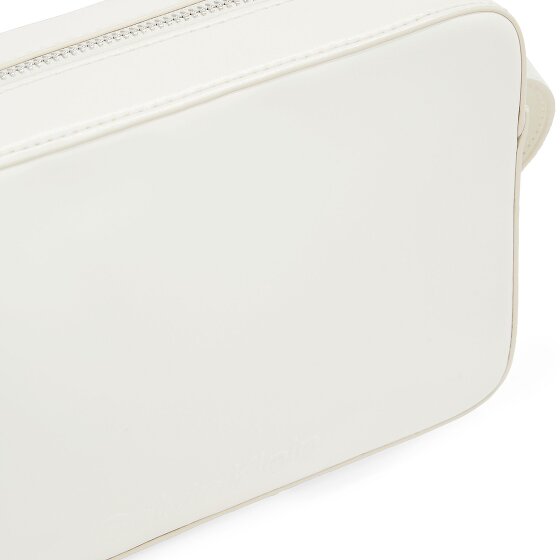 Calvin Klein Embossed Umhängetasche 22.5 cm